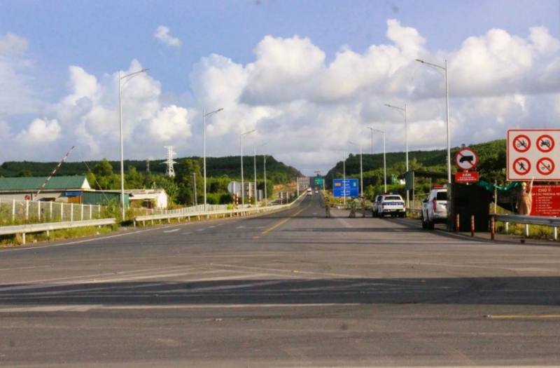 CSGT tăng cường xử lý phương tiện vi phạm trên cao tốc Cam Lộ - La Sơn -0