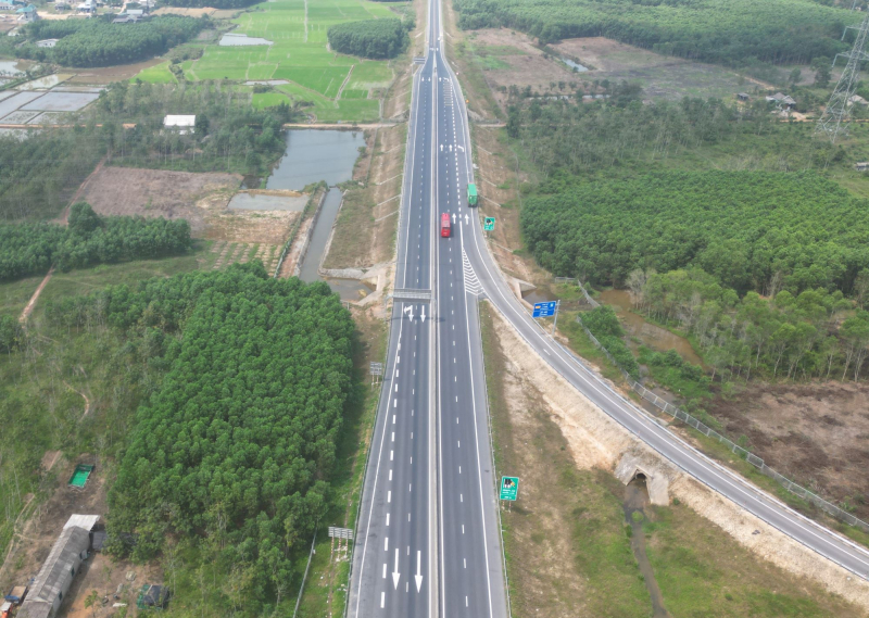 CSGT tăng cường xử lý phương tiện vi phạm trên cao tốc Cam Lộ - La Sơn -0