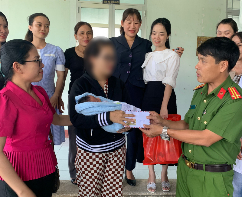 Công an xã truy tìm, vận động người mẹ nhận lại đứa con vừa bỏ rơi -0