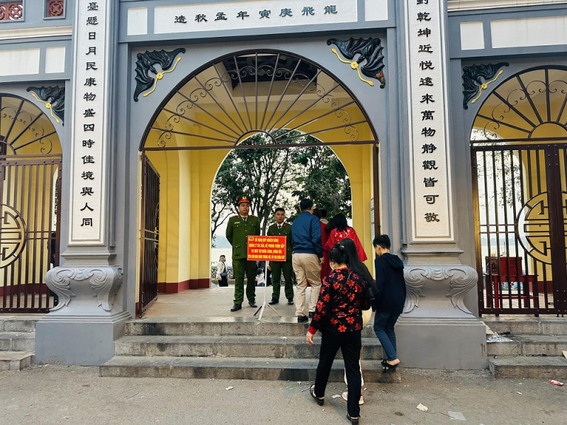 Không xảy ra trộm cắp, móc túi tại Phủ Tây Hồ dịp đầu năm -0