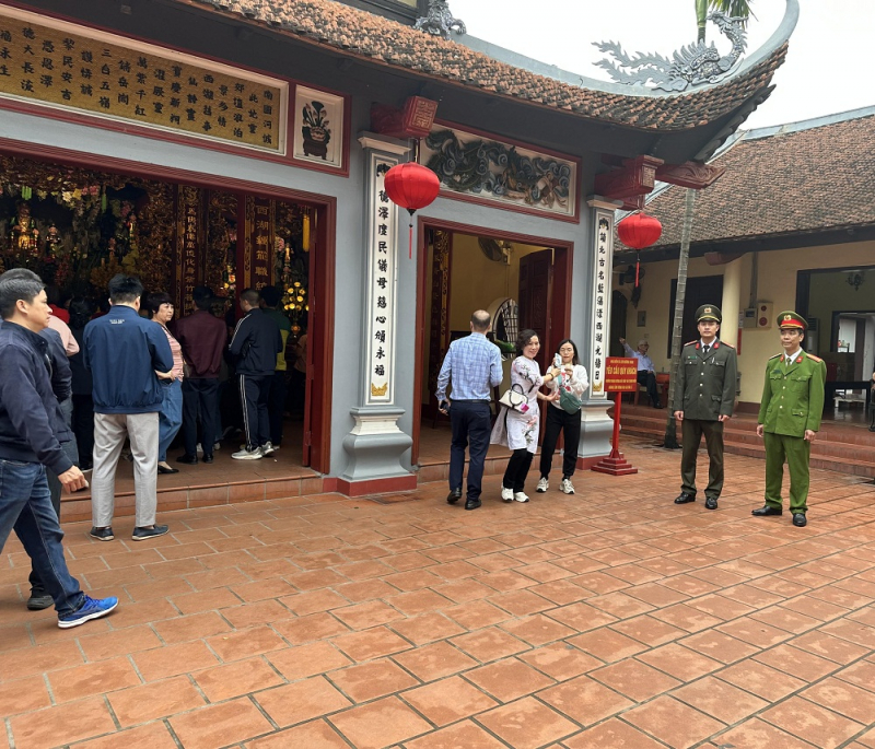 Không xảy ra trộm cắp, móc túi tại Phủ Tây Hồ dịp đầu năm -0