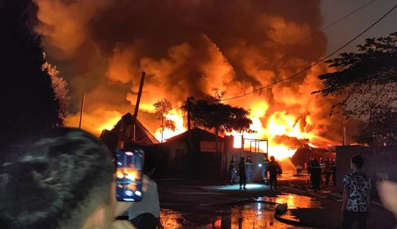 Cảnh sát PCCC&CNCH Hải Phòng chiến đấu với biển lửa -0