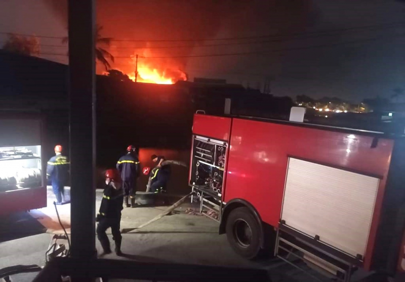 Cảnh sát PCCC&CNCH Hải Phòng chiến đấu với biển lửa -0