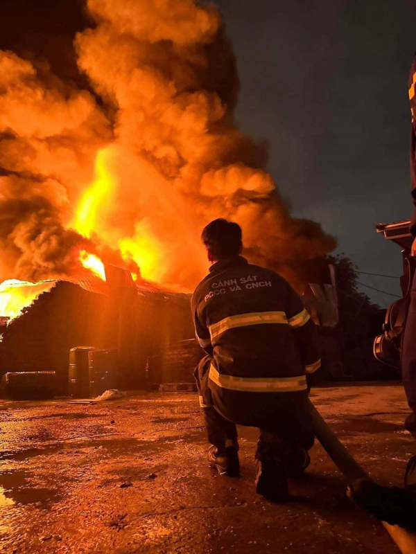 Cảnh sát PCCC&CNCH Hải Phòng chiến đấu với biển lửa -0