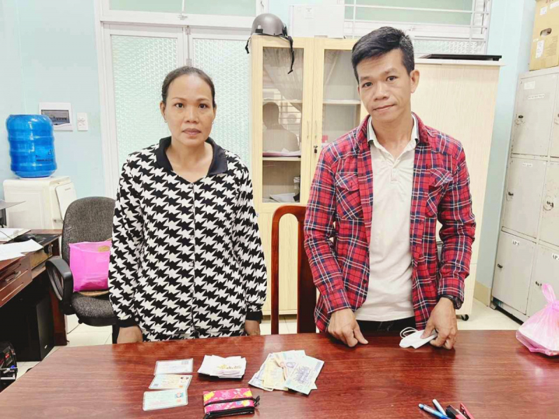 Anh công nhân không đắn đo đem giao nộp tiền vàng nhặt được -0