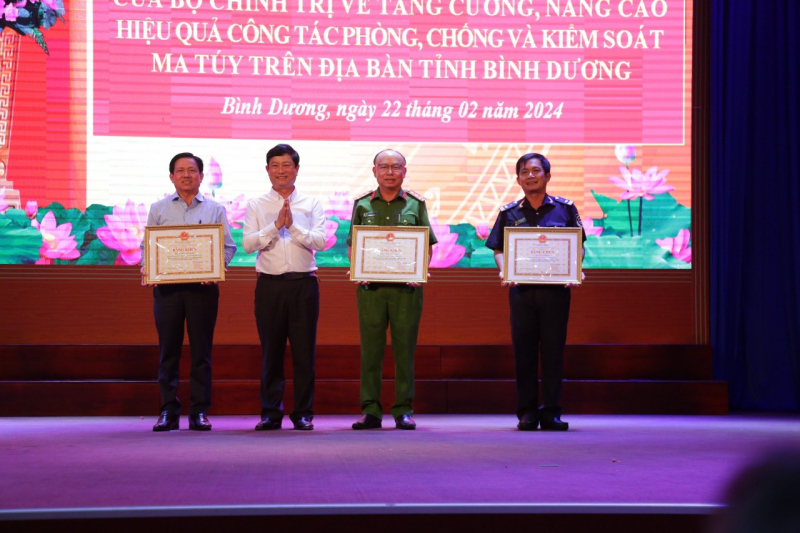 Ba năm thu giữ hơn 100 kg ma túy và 25 khẩu súng -0