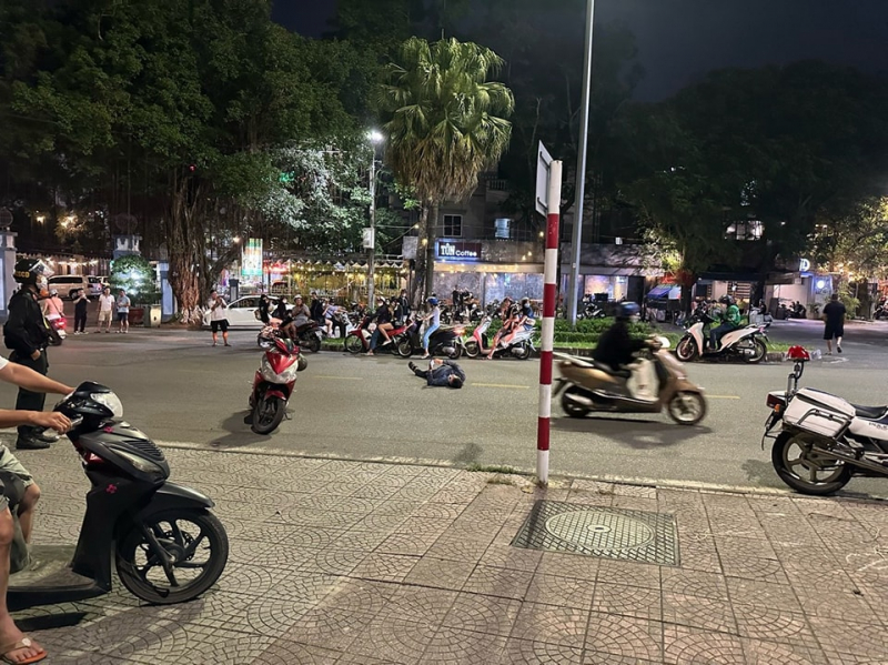 Không chấp hành kiểm tra nồng độ cồn, người đàn ông lăn đùng nằm vạ giữa đường -0