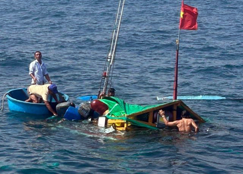 Tàu cá va chạm tàu vận tải, 1 người tử vong, 2 người mất tích -0