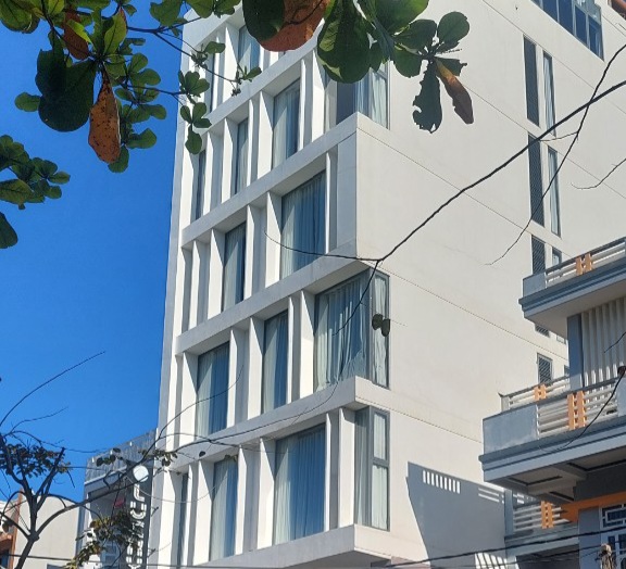 Tạm giữ hình sự đối với người phụ nữ đến khách sạn trút cơn ghen bằng dao -0