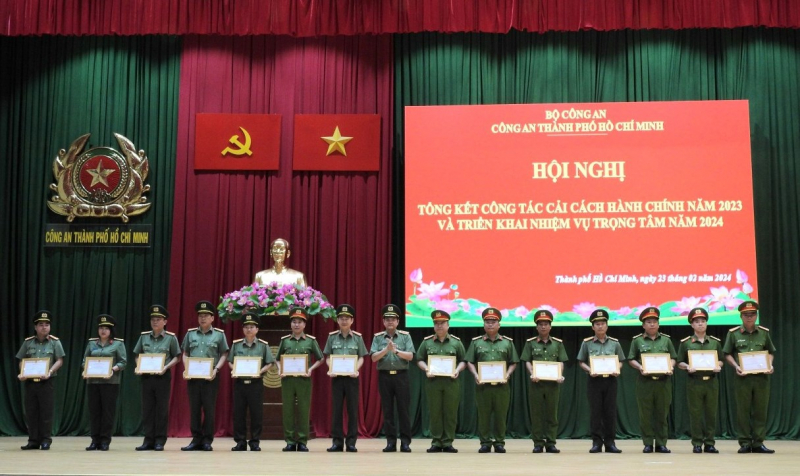 Cải cách hành chính hiệu quả, nâng cao sự hài lòng, niềm tin của người dân, doanh nghiệp  -0