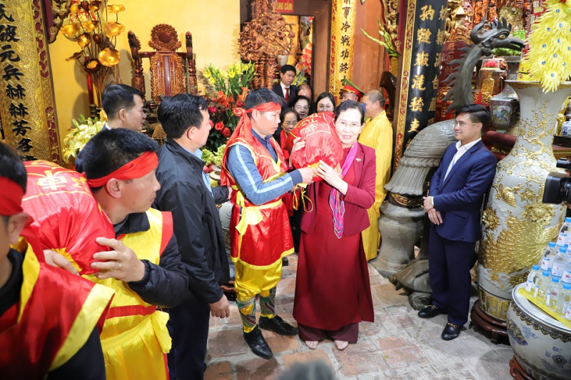 cac _ong chi l ãnh đạo tỉnh uy, ubnd tinh l àm thủ tục cấpluong ra cac  cửa phát lương cho nhân dân và du khách.jpg -0