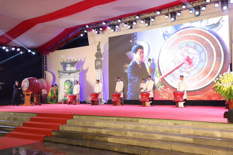 _ong chi truong  quoc huy - pho  bí thư tỉnh ủy, chủ tịch ubnd tinh, truong _oa n _ai bieu quoc  hội tỉnh đánh trống khai hội.jpg -0