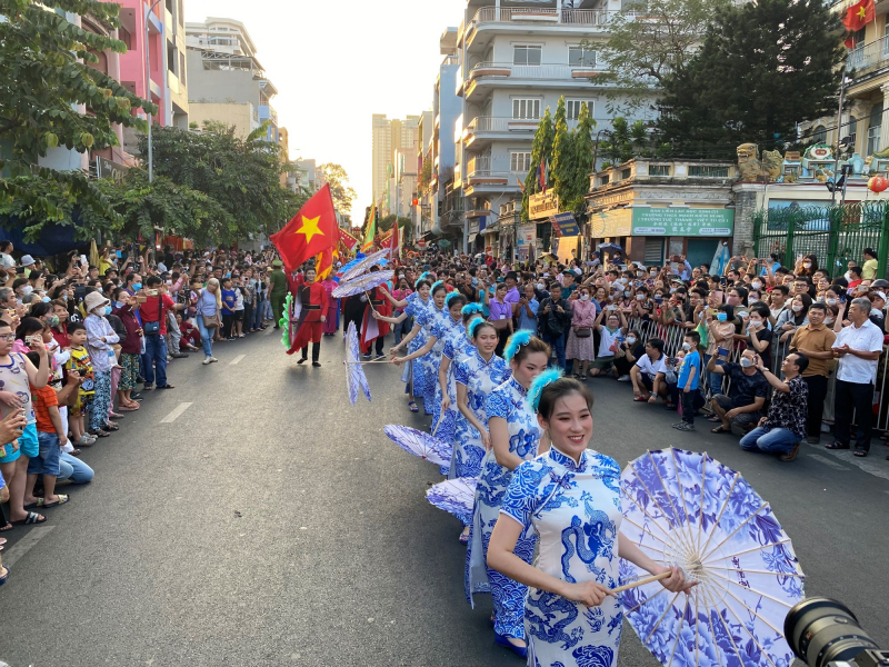 Hàng trăm cán bộ chiến sĩ đội nắng bảo vệ ANTT tại lễ hội Tết Nguyên tiêu ở Chợ Lớn -0