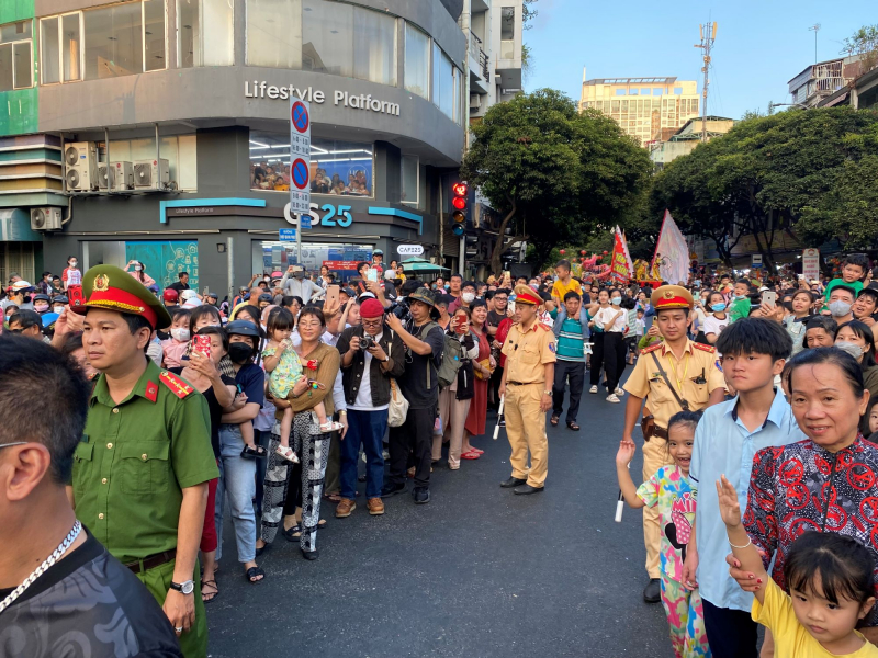 Hàng trăm cán bộ chiến sĩ đội nắng bảo vệ ANTT tại lễ hội Tết Nguyên tiêu ở Chợ Lớn -0