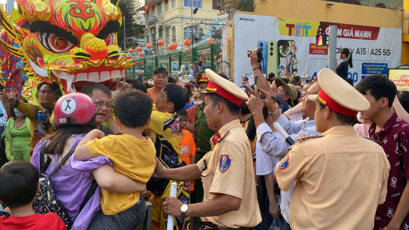 Hàng trăm cán bộ chiến sĩ đội nắng bảo vệ ANTT tại lễ hội Tết Nguyên tiêu ở Chợ Lớn -1