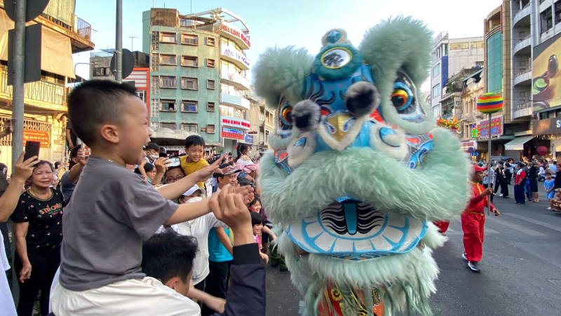 Hàng trăm cán bộ chiến sĩ đội nắng bảo vệ ANTT tại lễ hội Tết Nguyên tiêu ở Chợ Lớn -3