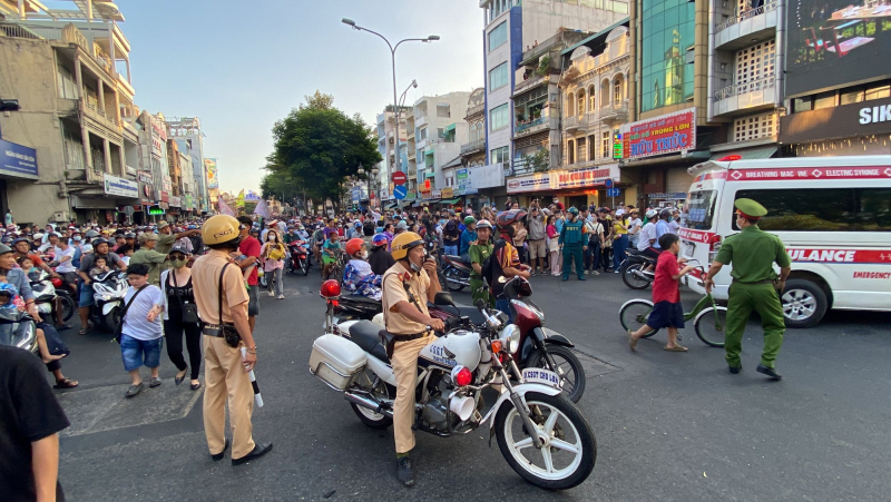Hàng trăm cán bộ chiến sĩ đội nắng bảo vệ ANTT tại lễ hội Tết Nguyên tiêu ở Chợ Lớn -4