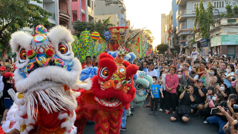 Hàng trăm cán bộ chiến sĩ đội nắng bảo vệ ANTT tại lễ hội Tết Nguyên tiêu ở Chợ Lớn -5