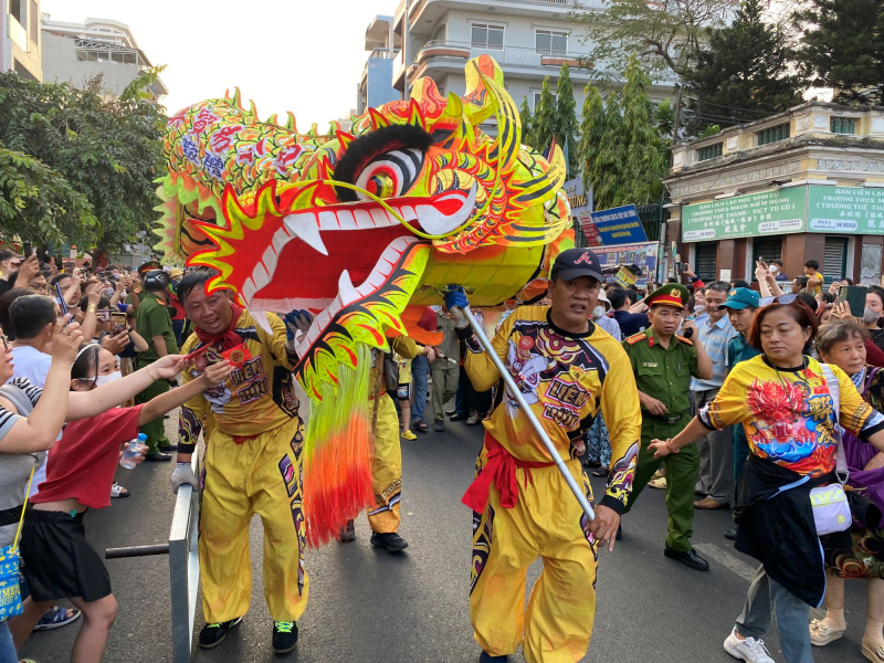 Hàng trăm cán bộ chiến sĩ đội nắng bảo vệ ANTT tại lễ hội Tết Nguyên tiêu ở Chợ Lớn -6