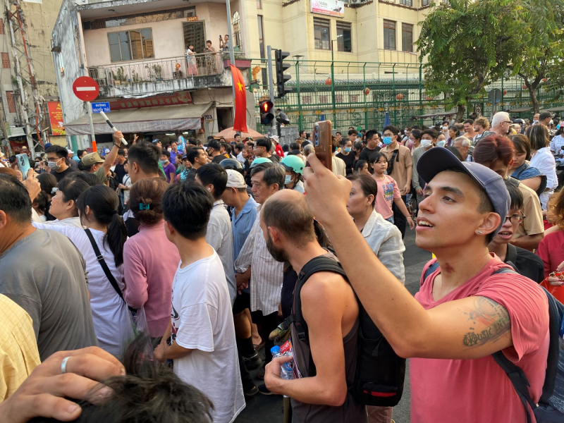 Hàng trăm cán bộ chiến sĩ đội nắng bảo vệ ANTT tại lễ hội Tết Nguyên tiêu ở Chợ Lớn -0