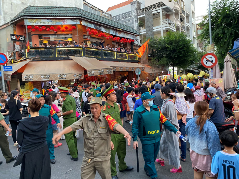Hàng trăm cán bộ chiến sĩ đội nắng bảo vệ ANTT tại lễ hội Tết Nguyên tiêu ở Chợ Lớn -1