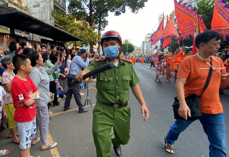 Hàng trăm cán bộ chiến sĩ đội nắng bảo vệ ANTT tại lễ hội Tết Nguyên tiêu ở Chợ Lớn -2