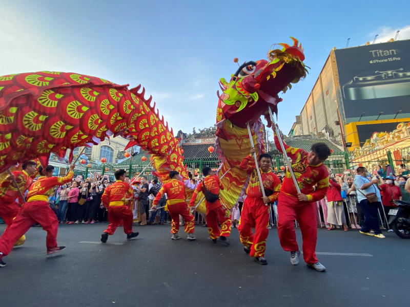 Hàng trăm cán bộ chiến sĩ đội nắng bảo vệ ANTT tại lễ hội Tết Nguyên tiêu ở Chợ Lớn -2