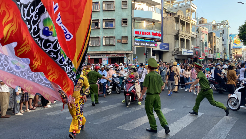 Hàng trăm cán bộ chiến sĩ đội nắng bảo vệ ANTT tại lễ hội Tết Nguyên tiêu ở Chợ Lớn -4