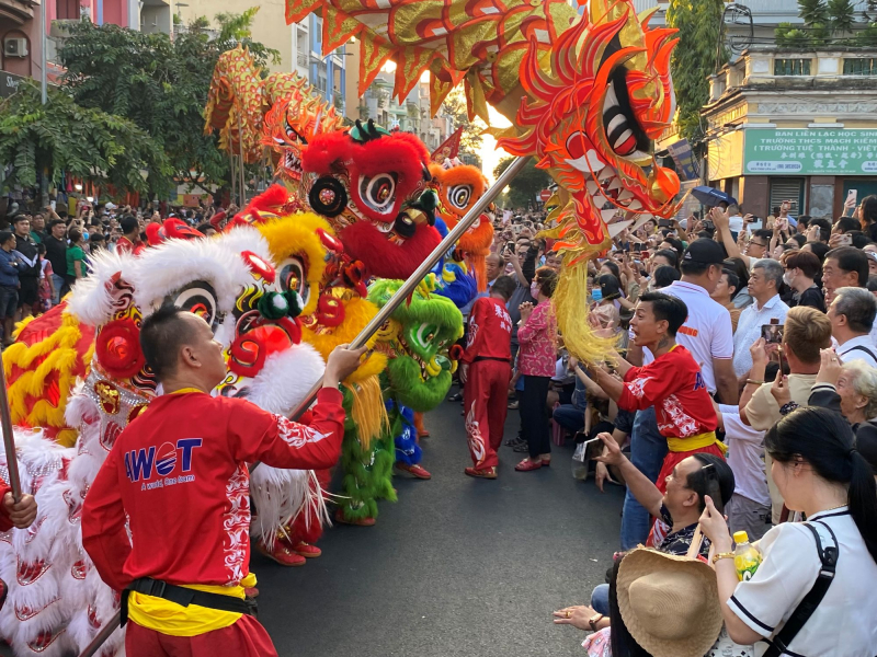 Hàng trăm cán bộ chiến sĩ đội nắng bảo vệ ANTT tại lễ hội Tết Nguyên tiêu ở Chợ Lớn -3