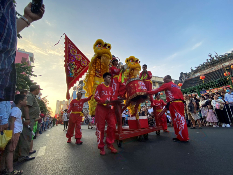 Hàng trăm cán bộ chiến sĩ đội nắng bảo vệ ANTT tại lễ hội Tết Nguyên tiêu ở Chợ Lớn -4