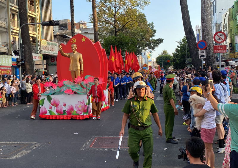 Hàng trăm cán bộ chiến sĩ đội nắng bảo vệ ANTT tại lễ hội Tết Nguyên tiêu ở Chợ Lớn -0