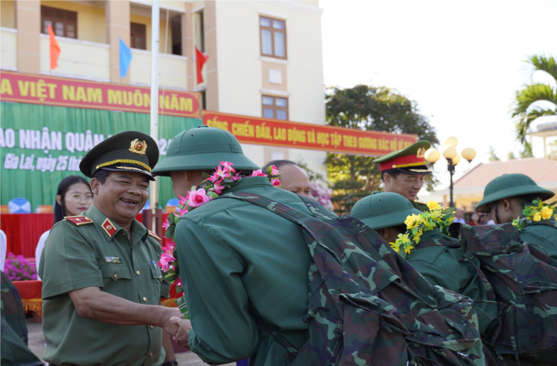 Hàng nghìn thanh niên các tỉnh Tây Nguyên hăng hái lên đường nhập ngũ -0