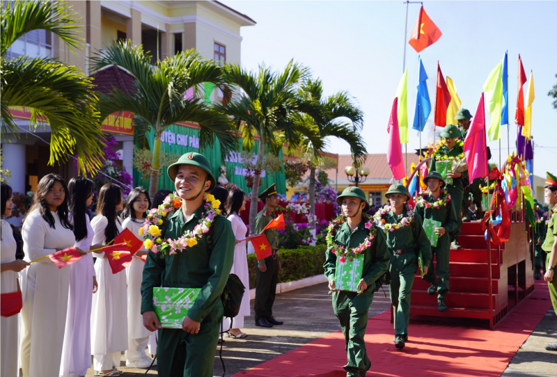 Hàng nghìn thanh niên các tỉnh Tây Nguyên hăng hái lên đường nhập ngũ -0
