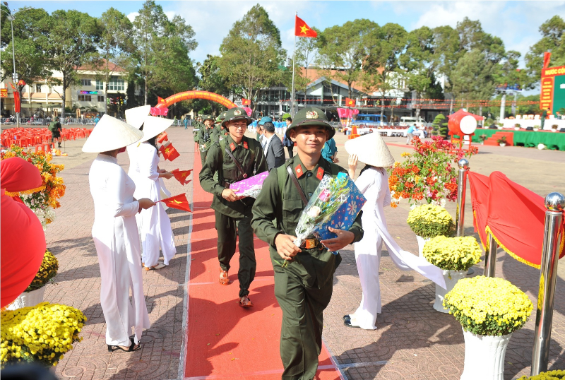 Hàng nghìn thanh niên các tỉnh Tây Nguyên hăng hái lên đường nhập ngũ -0