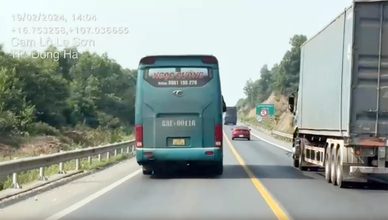 CSGT hóa trang tuần tra, ghi hình tài xế vượt ẩu trên cao tốc Cam Lộ - La Sơn -0