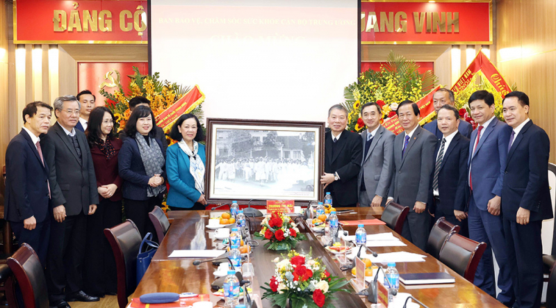 vna_potal_thuong_truc_ban_bi_thu_truong_thi_mai_tham_ban_bao_ve_cham_soc_suc_khoe_can_bo_trung_uong_7239874.jpg -0