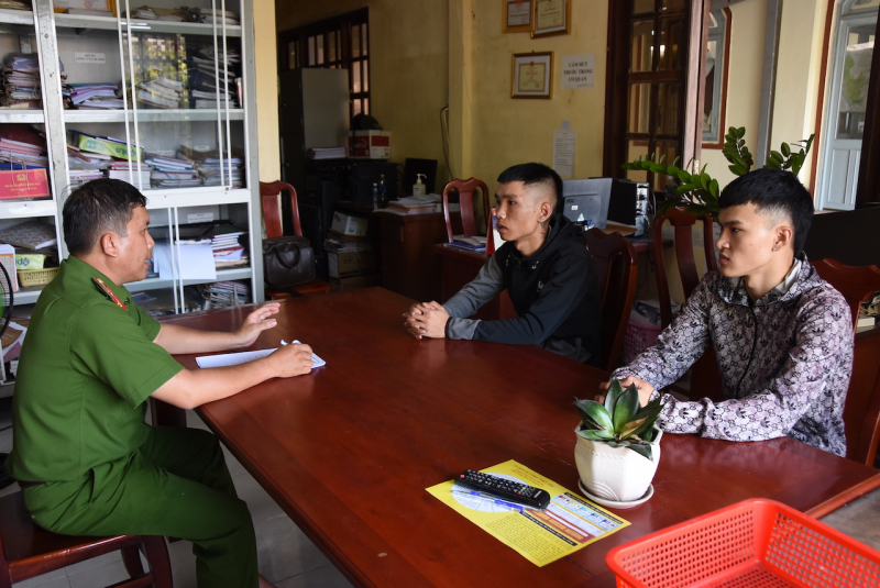 1. công an xã lương hòa lạc làm việc 02 đối tượng. ảnh trọng tín.jpeg -0