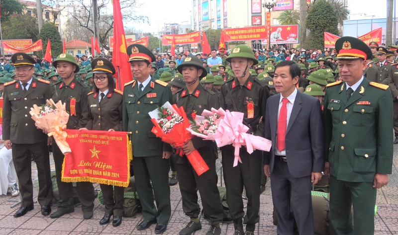 Tân binh nô nức lên đường tòng quân -0