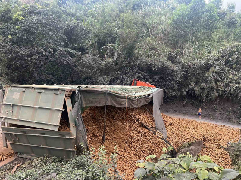 Xe tải chở sắn bị lật khiến Quốc lộ 15D đi Cửa khẩu La Lay ách tắc hoàn toàn -1