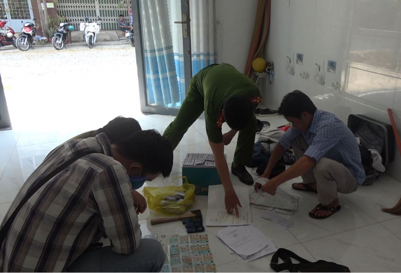 2. khám xét nơi trọ của 02 đối tượng tại ấp bình tạo, xã trung an, thành phố mỹ tho. ảnh trọng tín.jpeg -0