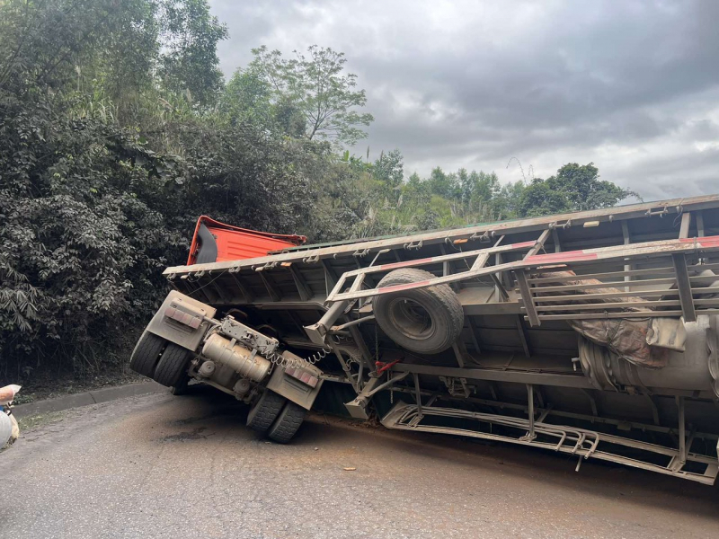 Xe tải chở sắn bị lật khiến Quốc lộ 15D đi Cửa khẩu La Lay ách tắc hoàn toàn -0