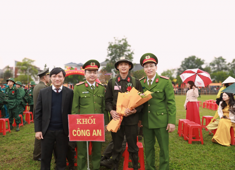 Các tân binh ở khắp các tỉnh, thành phố  lên đường nhập ngũ -1