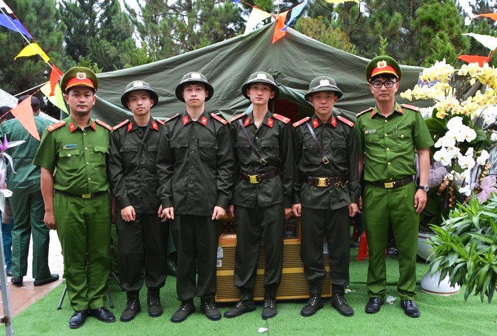 Cử nhân, sinh viên phố núi hăng hái thực hiện nghĩa vụ tham gia CAND -0