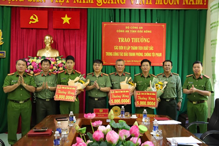 Thưởng nóng các đơn vị bắt giữ nhanh 2 tên cướp  -0