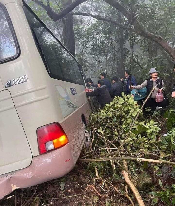 Công an bố trí xe đưa những người bị nạn ở Tam Đảo về nha an toàn -0