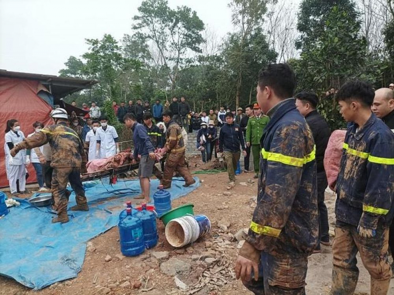 Cảnh sát PCCC và CNCH nỗ lực trục vớt thi thể 2 nạn nhân bị tai nạn dưới giếng sâu -0