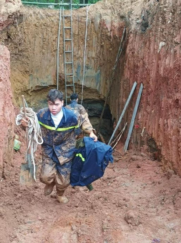 Cảnh sát PCCC và CNCH nỗ lực trục vớt thi thể 2 nạn nhân bị tai nạn dưới giếng sâu -0