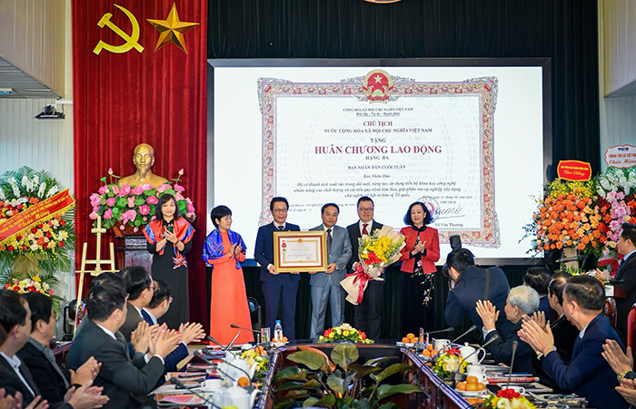 Báo Nhân dân cuối tuần kỷ niệm 35 năm ra số đầu -0