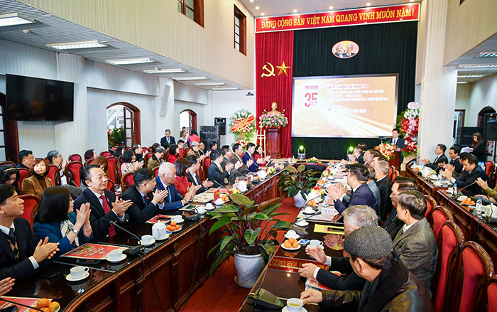 Báo Nhân dân cuối tuần kỷ niệm 35 năm ra số đầu -0