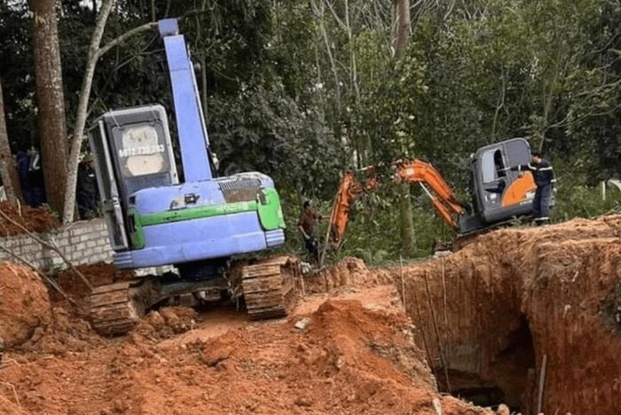 Cảnh sát PCCC và CNCH nỗ lực trục vớt thi thể 2 nạn nhân bị tai nạn dưới giếng sâu -0